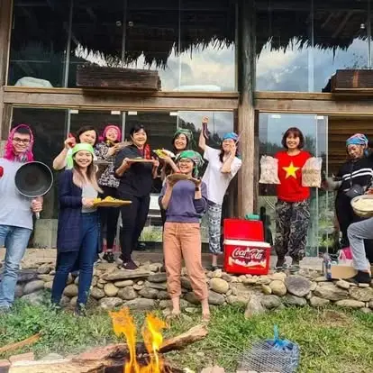 Khách tham gia trải nghiệm quanh bản tại LAYCAM HILL