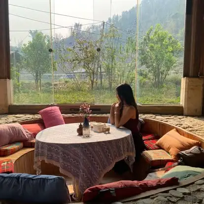 Góc ngồi cạnh cửa sổ tại LAYCAM HILL