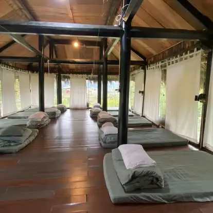 Không gian ngủ mộc mạc trong nhà gỗ